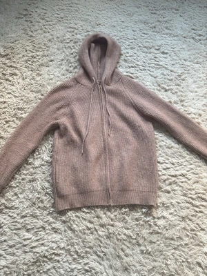 Beige stickad tröja med dragkedja. - Snygg, varm beige stickad tröja i färgen beige.