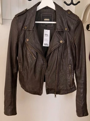 Brunn skinn jacka - Inte riktigt skinn. Väldigt mjuk och lite stretchig. Säljer då den är lite för liten. Köpt secondhand men aldrig kommit till användning för mig. Vid frågar skriv gärna till mig 🫶🏼