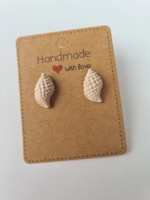 Handgjorda beige snäckformade örhängen - Detaljerade, snäckformade örhängen i beige färg som passar till alla outfits. Gjorda för hand av mig i polymerlera. 