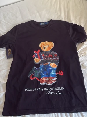 Ralph lauren björn t Shirt  - Snygg, enkel svart T-shirt med Ralph lauren text och Björn! Storlek L 