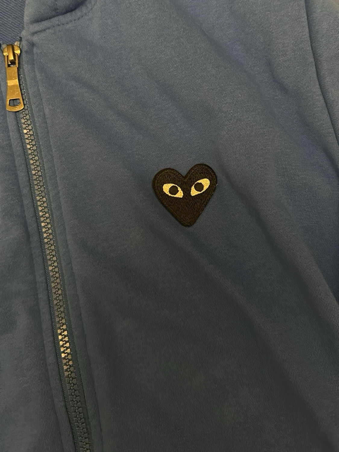 Blå hoodie med dragkedja och hjärtdetalj - 1