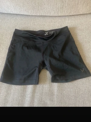 Svarta träningsshorts från SOC - Säljer ett par svarta träningsshorts från SOC. 