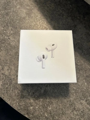 Apple AirPods Pro 2nd Gen MagSafe - Säljer ett par vita Apple AirPods Pro 2nd Generation med MagSafe-laddningsetui. Trådlösa in-ear-hörlurar med stilren design och silikonproppar för bra passform. Perfekta för musik, samtal och träning. Helt nya oanvända. (USB-C charging port) 
