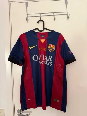 Fc Barcelona fotbollströja - En Fc Barcelona fotbollströja i storlek S. Vet INTE om den är officiell då jag köpte den från någon annan på vinted. På baksidan står det nummer 11, samt Neymar Jr.