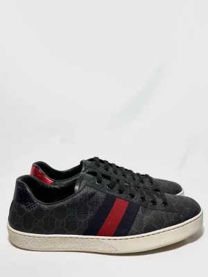 Gucci Ace sneakers svarta - Box och allt og ingår! Gucci Ace i en väldigt populär och efterfrågad model! Fint skick, inga defekter. Endast skor. Us 9 passar 44. Kontakta mig för fler frågor och funderingar! 
