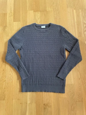 John Henric tröja - Säljer en stilren långärmad kabelstickad tröja från John Henric. 🧶 Mörkgrå färg som passar till det mesta och är perfekt för både vardag och finare tillfällen. | Skick: 9/10 | Storlek: M | Pris: 199 kr | Skriv vid minsta fundering 😊 