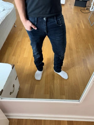 Replay anbass jeans  - Replay Jeans | Bra skick | Storlek 33/32 | Pris - 499kr | Modellen är ca 180cm lång | Hör av dig vid minsta fråga eller fundering!!