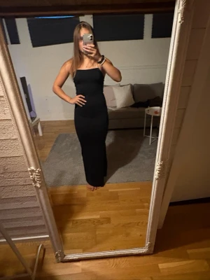 klänning  - Säljer denna perfekta klänning som funkar både till vardags och fest! Klänningen har en slit på höger ben som ger den en mer elegant look✨💞
