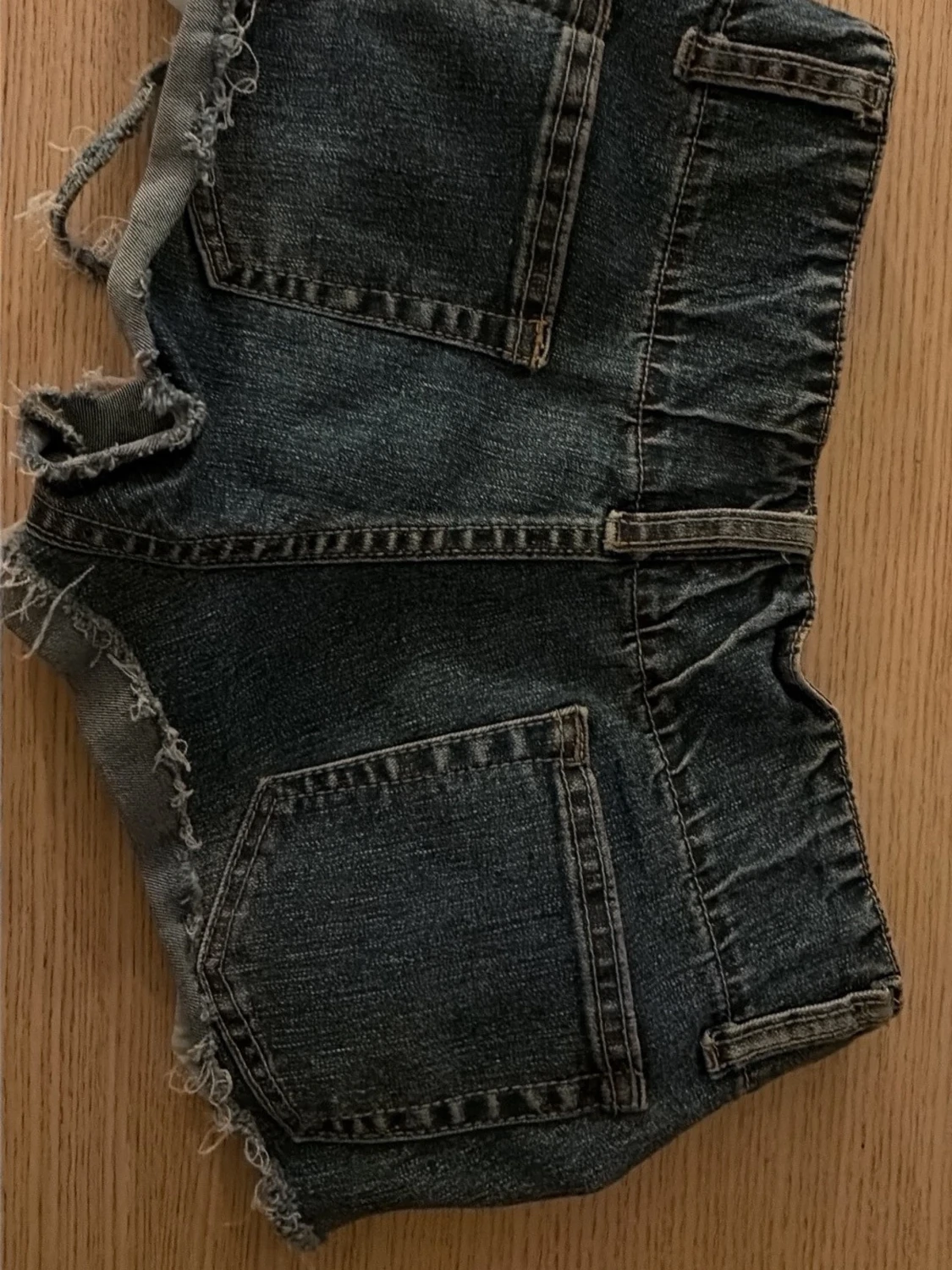 Mörkblå slitna jeansshorts - 1