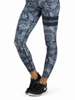 Stronger tights - Supersnygga leggings från Stronger med blått och svart blommönster och två svarta ränder på ena benet. Hög midja och stretchigt material som sitter skönt. Perfekta för träning eller chill. Midjebandet har Stronger-logga runtom.