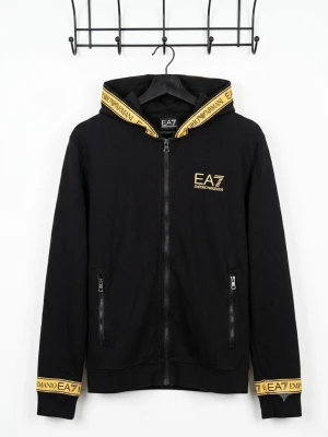 Svart EA7 hoodie med gulddetaljer - Snygg svart hoodie från EA7 Emporio Armani med guldfärgade logotyper och detaljer på huva och ärmslut. Dragkedja framtill, två fickor med dragkedja och mjukt material. Perfekt för dig som vill ha en stilren och exklusiv look.