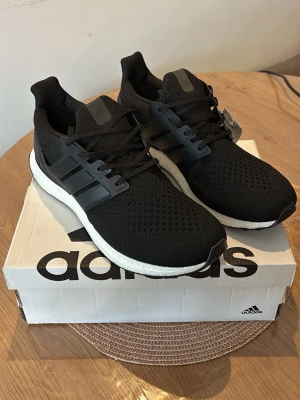 Adidas Ultraboost 1.0 - Adidas Ultraboost 1.0, Skick: 10/10 – helt oanvända, kommer med originalbox. Vid frågor eller intresse, skicka gärna ett DM.
