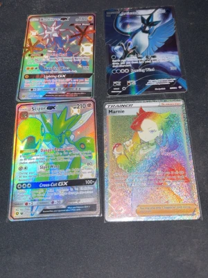 Fyra holografiska Pokémonkort - Säljer fyra Pokémonkort: Xurkitree GX, Articuno GX, Scizor GX och Trainer Marnie. Alla korten har en holografisk finish med färgstarka motiv och detaljer. Perfekt för samlare eller dig som vill boosta din lek med snygga och kraftfulla kort. Kom dm för pris styck har kollat upp varje kort och har bra pris alla äkta