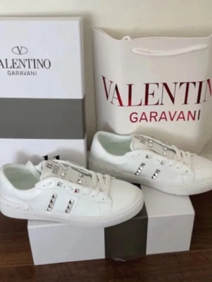 Vita Valentino Garavani sneakers - Helt nya, hör av er vid frågor