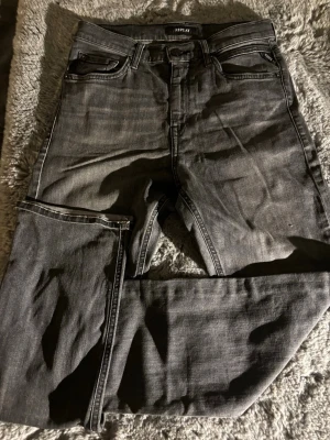 Replay grå jeans med raka ben - Snygga grå jeans från Replay med klassisk femficksmodell och raka ben. Jeansen har en diskret tvättad look och detaljerade sömmar på bakfickan. Tillverkade i mjukt denimtyg som ger en skön passform.