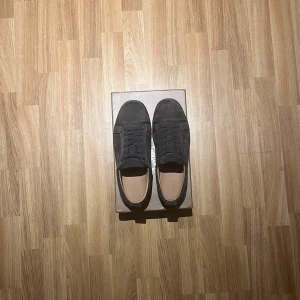 Louboutin skor - Mörk grå Louboutin skor använda ca 3/5 gånger mycket bra skick perfekt för dig som gillar en stil ren outfit