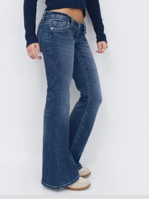 Low waist jeans  - Jätte fina mörkblå jeans ifrån Gina Tricot med låg midja och bootcut/flare passform. Super snygga nu till hösten💕💕Skriv för frågor. 