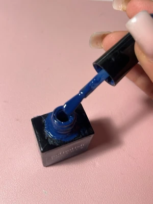 Mörkblått gelnagellack Gelpolish - Snyggt mörkblått gelnagellack från gelpolish factory. Kommer i en fyrkantig flaska med svart lock och pensel. Passar för UV/LED-lampa och innehåller 10 ml. Perfekt för dig som vill ha en djup, intensiv blå färg på naglarna.