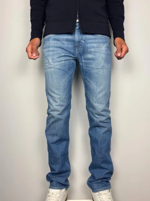 Levi’s 504 Straight Jeans W31 L34 – Ljusblå Herrjeans - Stilrena ljusa Levi’s 504 med perfekt unik ljusblå tvätt. Färg: Ljusblå tvätt Passform: Straight (504 Straight) Storlek: W31 L34 Skick: Gott skick (B Grade) Mått [platt] (±1 cm): A: 42 cm B: 108 cm C: 27 cm D: 19 cm Passar bra på mig i bilden som är 189 cm lång, men förlita er inte blint på de utan kolla även måtten ovan.  Tveka inte att höra av dig vid frågor eller funderingar.  Skickas snabbt!