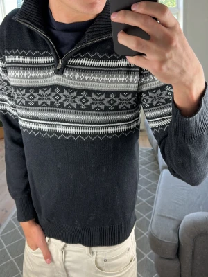 Mönsterstickad Quarterzip  - Väldigt trendig och stilren! Mått: A:54 B:47 C:42 D:62 (cm) Skriv vid fundering 😇🙌