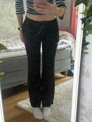 Svarta linnebyxor - Säljer ett par svarta linnebyxor med utsvängda ben. De har hög midja och sitter tight över låren för en snygg siluett. Jag är 180cm och de är för korta för mig. Skulle behöva strykas :)