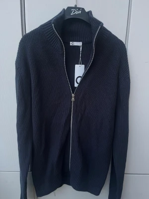 Fullzip Cubus  - Helt ny mörkblå fullzip från Cubus i storlek S. Endast 199kr