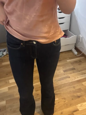 Mörkblå bootcut jeans från gina tricot - Snygga mörkblåa jeans från gina tricot.
