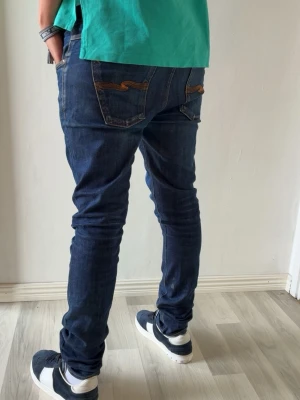Nudie jeans - Snygga mörkblå nudie jeans med skön fade. Modellen är lean dean w30 