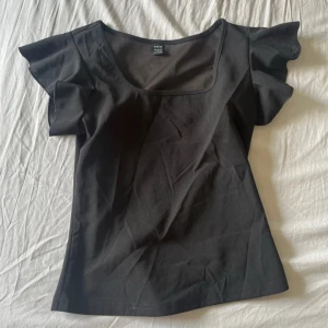 Svart blus - Svart blus med volanger, jättefin✨passar både XS/S