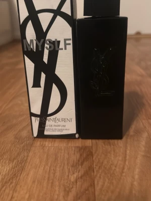 Yves Saint Laurent MYSLF Eau de Parfum - Är du intresserad kontakta våga släng ett bud också. Den är helt ny oanvänd de bara paketet är sönder för ja frakta den men annars inga problem