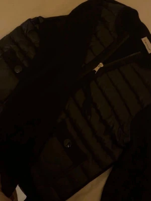 Moncler cardigan  - Storlek 0 dvs XS- använd 1 höst och vår. Kan mötas upp om det önskas
