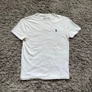 Ralph lauren t shirt - Säljer denna feta RL t shirten i mycket fint skick!🌟 NYPRIS = 1999! // Äkthet går att verifieras med koden, köpt i butik!🙌 Hör gärna av er om ni har funderingar!👏