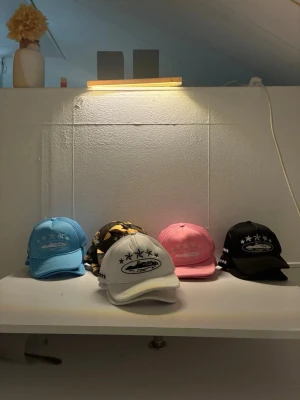 Corteiz kepsar i alla färger - Corteiz kepsar 🧢🔥 Hög kvalitet och snygg design. Bekväma att bära och passar perfekt till alla outfits. ⭐