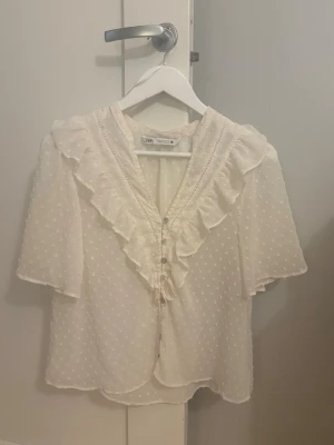 Elegant tunn blus från ZARA - Elegant tunn vit blus ifrån Zara. Storlek S. Den är använd men är fortfarande i bra skick💌💌