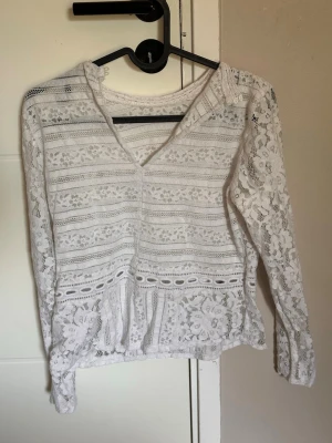 Lace top - Lace top med knapp vid bröstet. Väldigt fina material 