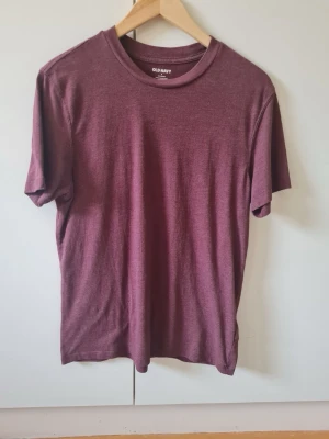Vinröd t-shirt från Old Navy strl S - Enkel och stilren vinröd t-shirt från Old Navy med rund halsringning och korta ärmar. Material 60% bomull, 40% polyester. Storlek S.