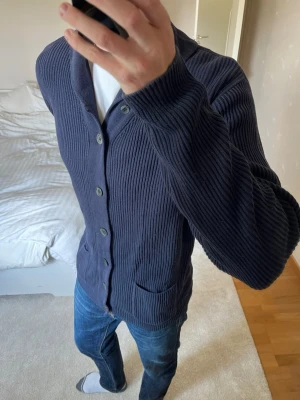 Mörkblå cardigan från Massimo Dutti - Säljer en fet stickad cardigan från Massimo Dutti. Cardiganen är i ett väldigt fint skick utan defekter! ✌🏼——————————————————————————                                                                      📐| Storlek: M                                                           👖| Märke: Massimo Dutti                                                🔎| Skick: Mycket Fint!                                                     ✍🏻| Skriv om du har några frågor