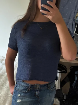 Mörkblå stickad topp - Snygg mörkblå stickad topp från ONLY i storlek M💕Knappt använd. Kontakta gärna för mer info 🥰