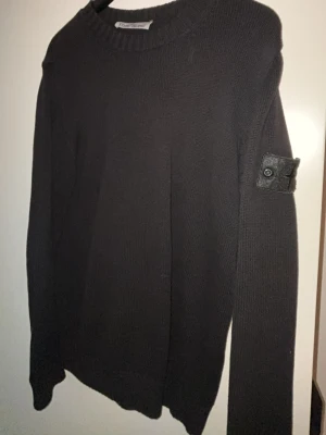 Svart stickad tröja med stjärn märke - En riktigt stilig långärmad stone Island tröja som passar perfekt för en härlig kväll med kära. 