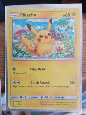 Pokémonkort Pikachu 25th Anniversary - Pokémonkort med Pikachu från 25th Anniversary-serien. Framsidan har en färgglad illustration av Pikachu i en trädgårdsmiljö och baksidan är svart med gul Pikachu-siluett och siffran 25. Kortet är tillverkat i laminerad kartong och är perfekt för samlare och Pokémonfans. Levereras i plastficka. Pris kan diskuteras. Hör av er om ni har frågor eller mer foton🙌. Mvh Rasmus.