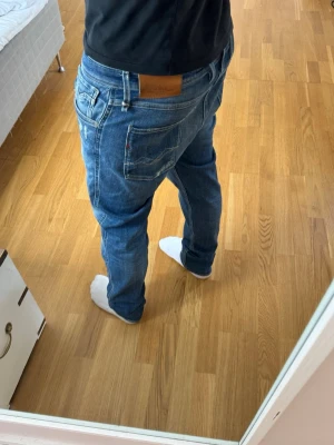 Replay jeans med slitningar - Replay anbass Jeans | skick 9/10 | Storlek 33/32 | Pris - 4999kr | Modellen är ca 180cm lång | Hör av dig vid minsta fråga eller fundering!!