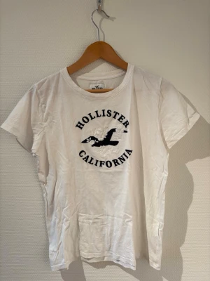 Hollister T-shirt  - Vit T-shirt från Hollister🤍.                                             Storlek M