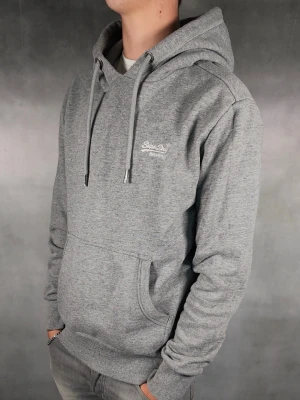 Superdry Hoodie - Superdry Hoodie • Storlek: L fits M • Skick: 9/10 – fint skick utan skavanker • Inkluderas: Endast Hoodie • Nypris: Ca 1200kr • Passform: Modellen på bilden är 180 cm lång, väger 65 kg •