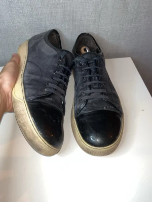 Svarta lanvins med glans  - Svarta lanvins med glans} Inget og} Uk 11 motsvarar Size 45} Bra skick, Inga defekter endast smutsiga} Skriv vid köp eller funderingar}