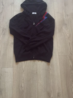 Svart Bvaldi zip hoodie - Svart bvaldi zip hoodie mycket bra skick. Måtten är längd 50cm bredd 39 cm armar 55 cm. Hör av er vid frågor
