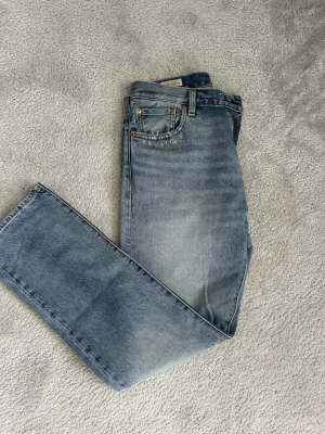 Ljusblå Levi’s jeans 551 - Säljer nu ett par ljusblåa Levis jeans i modellen 551. En modell med rak passform. Tyvärr har de blivit för korta på mig och jag är 188cm. Men annars jättefint skick och slitningarna är så på modellen så inget slitage. Hör av er vid eventuell frågor och funderingar:)