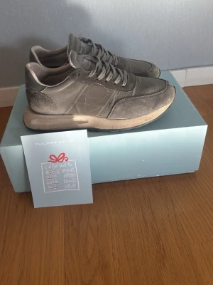 Grå Philippe Model sneakers - Säljer ett par still rena skor från Phillipe model i mycket bra skick pris kan diskuteras kontakta direkt om funderingar 