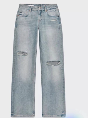Zara jeans med hål - Ljusblå jeans med hål från Zara ☺️☺️☺️ storlek 34 och slutsålda 