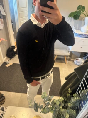 Svart lylescott tröja - Snygg svart tröja med liten vringad hals från lylescott. Storlek M och passar dig runt 185 och 75kg bra
