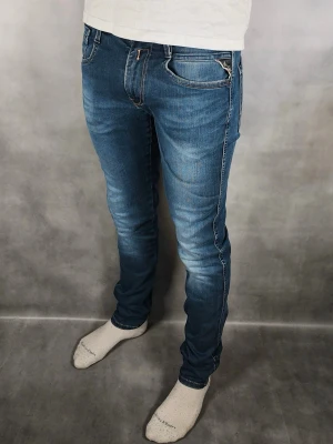 Replay Anbass - Replay Anbass Jeans • Storlek: 28/34 • Skick: 9/10 – fint skick, utan skavanker • Inkluderas: Endast jeansen • Nypris: Ca 2 000 kr • Passform: Modellen på bilden är 180 cm lång, väger 65 kg •